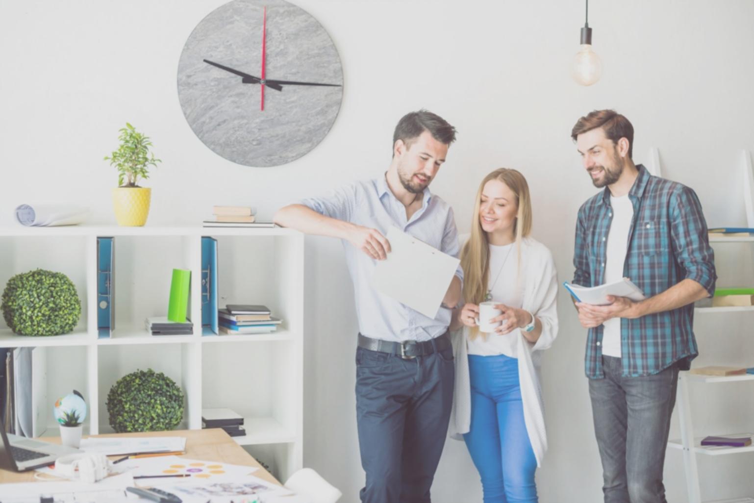 Groupe de professionnels collaborant dans un environnement d'apprentissage moderne